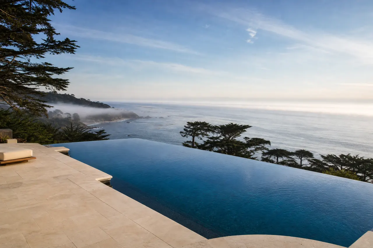 Infinity & hillside swimming pool